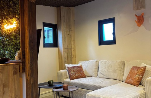 Asnieres-sur-Oise Ski Chalet | Chalet and Spa in the heart of nature. Private garden and jacuzzi!