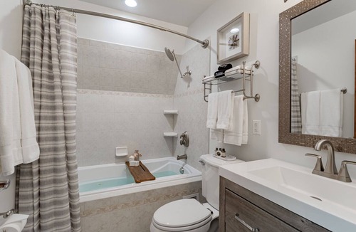 Rome Ski Chalet | Chalet-Modern Retreat! GOLF, LAKES, BEACHES, HIKING !SAND VALLEY 5 minutes!