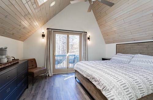Rome Ski Chalet | Chalet-Modern Retreat! GOLF, LAKES, BEACHES, HIKING !SAND VALLEY 5 minutes!