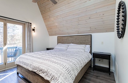 Rome Ski Chalet | Chalet-Modern Retreat! GOLF, LAKES, BEACHES, HIKING !SAND VALLEY 5 minutes!