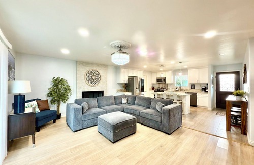 Bakersfield House | Chandelier Retreat 3BR/2BA/King Bed/85”75”32” TVs/Near Hard Rock Casino