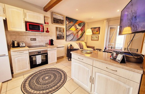 Gouvieux House | Chantilly gardens, 3-storey maisonette next to the station.