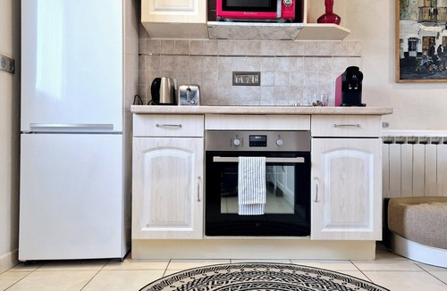 Gouvieux House | Chantilly gardens, 3-storey maisonette next to the station.