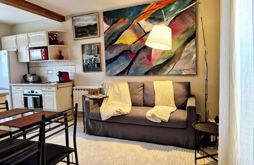 Gouvieux House | Chantilly gardens, 3-storey maisonette next to the station.