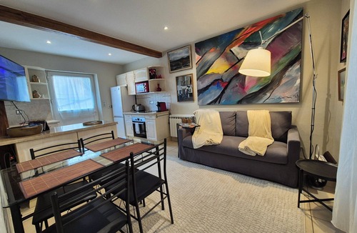Gouvieux House | Chantilly gardens, 3-storey maisonette next to the station.