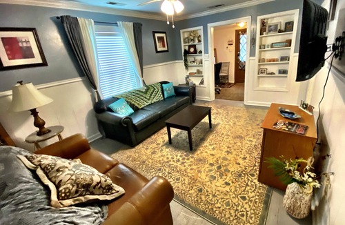 Pascagoula House | Charmer! Beach Park Getaway Comfy Nightly Tourist-Home PlentyAmenities 2Queen