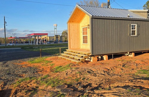 Leary Cabin | Charming 1-bedroom cabin in Hooks with no cleaning fees!