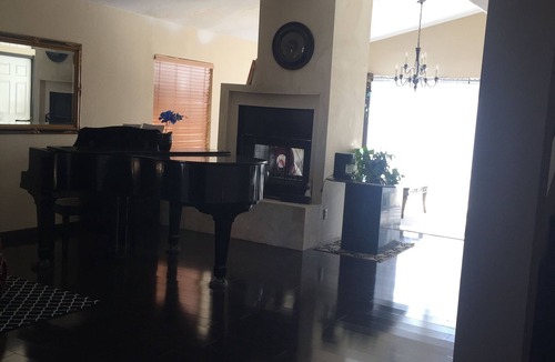 Lancaster House | Charming 1-bedroom in the gated community house with AC and WiFi in Palmdale