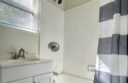 Ventura Cottage | Charming 1 bedroom near Downtown, beaches, and hospitals