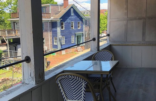 Newport Apartment | Charming 1-bedroom studio with AC in beautiful Newport, Walk to Downtown!