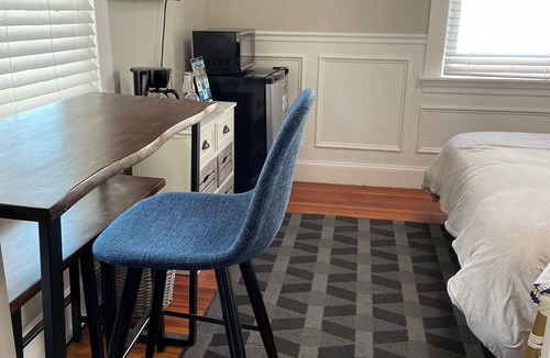 Newport Apartment | Charming 1-bedroom studio with AC in beautiful Newport, Walk to Downtown!