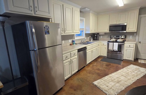 Sumrall Cottage | Charming 2/1 entire house with high speed internet with W/D and garage.