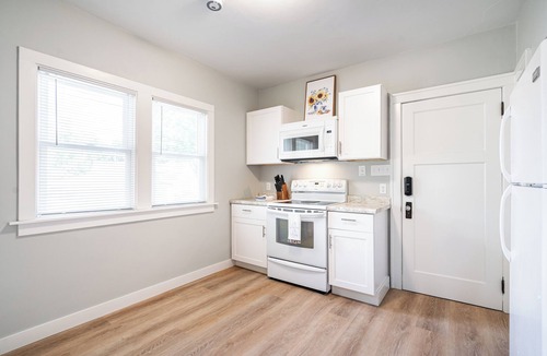 West Allis Apartment | Charming 2-bedroom apartment with AC, WiFi in fantastic West Allis