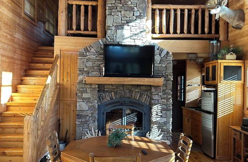 Krakow Cabin | Charming 2 bedroom cabin with WiFi, AC in brilliant Gillett