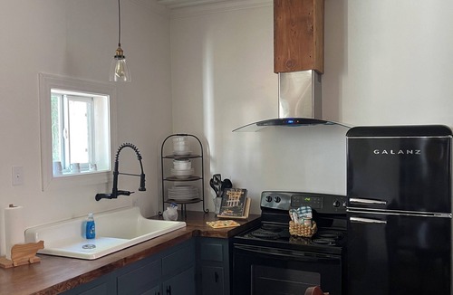 Robeline House | Charming 2-bedroom country cottage with 2 bedrooms and WiFi.