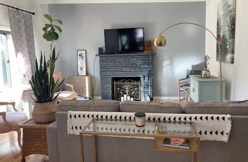 North Fremont Street House | Charming 2-bedroom house, Beach Bungalow Style, WiFi, Sleeps 5