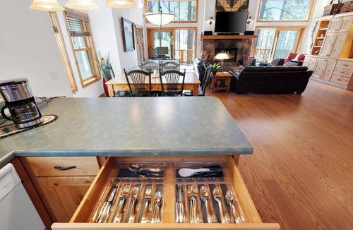 Parks Cabin | Charming 2-bedroom with loft cabin with AC, WiFi in tranquil Parks, AZ. Sleeps 6