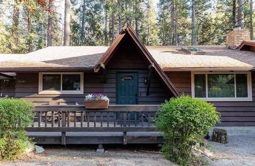 Idyllwild Cabin | Charming 2-bedroom cabin in Idyllwild, right on Strawberry Creek, close to town