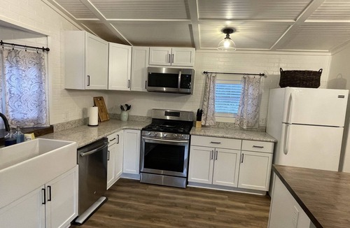 Leesville House | Charming 2bed/1bath minutes from Fort Polk with large yard