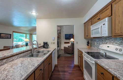 Baileys Harbor Condo | Charming 2BR Condo with Lake View & Indoor Pool at The Rushes