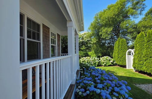 Chatham House | Charming 3 bedroom 2.5 bath sleeps 6 - Walk to Town & Oyster Pond