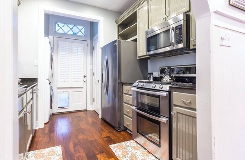 Washington Square House | Charming 3-bedroom cottage in Oakleigh Historical District in downtown Mobile
