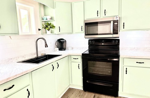 Pascagoula House | Charming 3-bedroom House with Hot Tub and WiFi 1 mile from the beach.