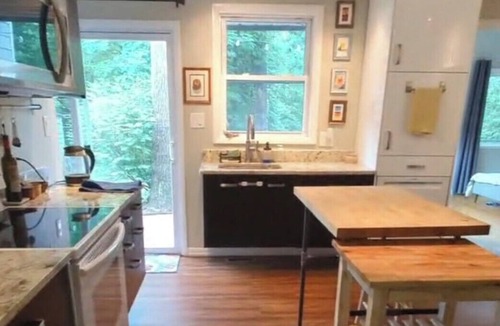 Arnold House | Charming 3-bedroom home in Arnold’s water-privileged community near the park
