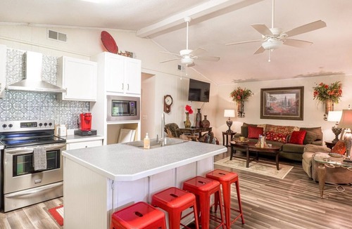 Moss Point Cabin | Charming 3-bedroom lodge with AC and WiFi in Moss Point