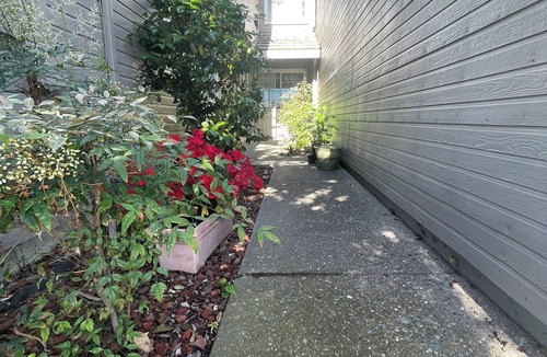 Pittsburg House | Charming 3-bedroom Waterfront Oasis with WiFi, AC in superb Pittsburg California