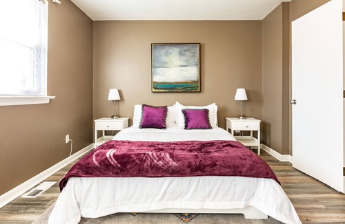 Northeast Alexandria House | Charming 3BR House | CozySuites | Pool Table