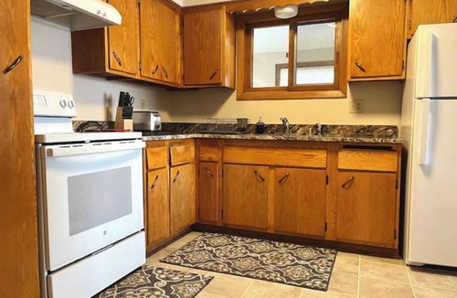 Maplewood House | Charming 4-bedroom house with AC and WiFi in Saint Paul
