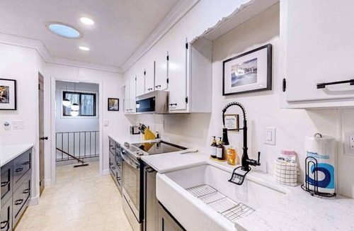 Crellin House | Charming 4BR Home - HOT TUB - Oakland