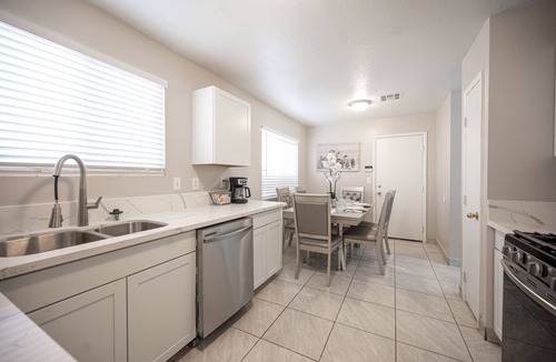 Sunrise Manor House | Charming and Stylish Home w/Free Wi-Fi
