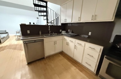 Downtown Los Angeles Apartment | Charming apartment in peaceful Los Angeles with refreshing AC