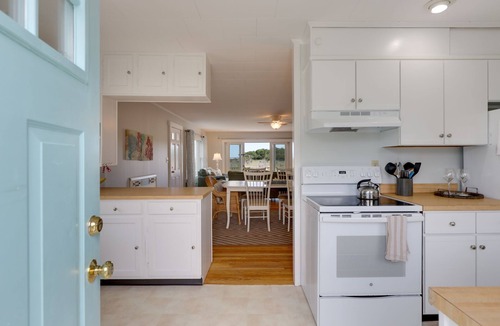 Brewster House | Charming Beach Cottage - Walk To Beach