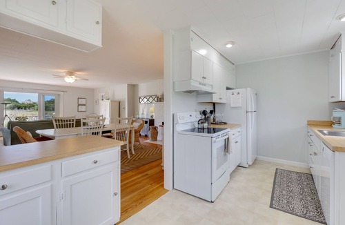 Brewster House | Charming Beach Cottage - Walk To Beach