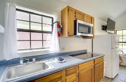 Biloxi Apartment | Charming Biloxi Studio w/Community Pool & Lake!