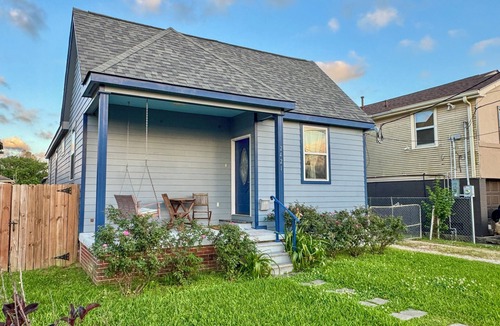 Florida Area House | Charming Blue Retreat with gym, EV, king bed