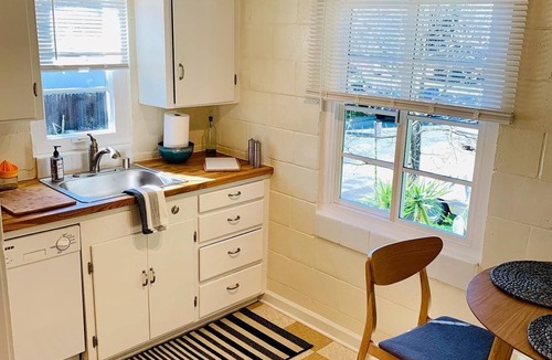 Southeastern Sacramento Apartment | Charming & bright 1-bedroom apartment in peaceful Sacramento with AC/parking