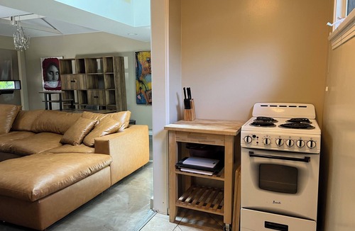Hollywood House | Charming Bungalow in West Hollywood Foothills - walk everywhere!