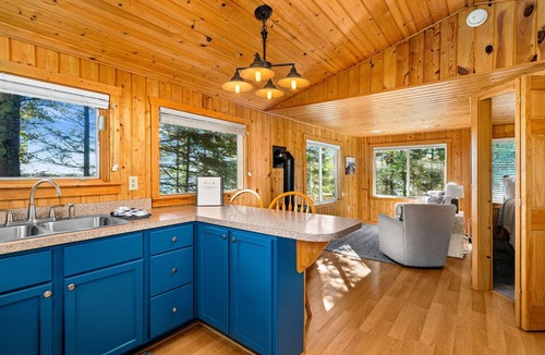Two Harbors Cabin | Charming cabin only feet from Lake Superior