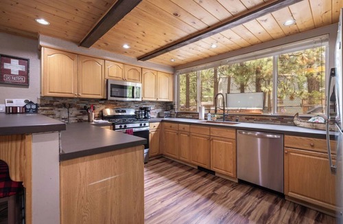 Summit Estates Cabin | Charming Cabin, Walk to the Slopes, Spa and Pool Table, Pet Friendly!