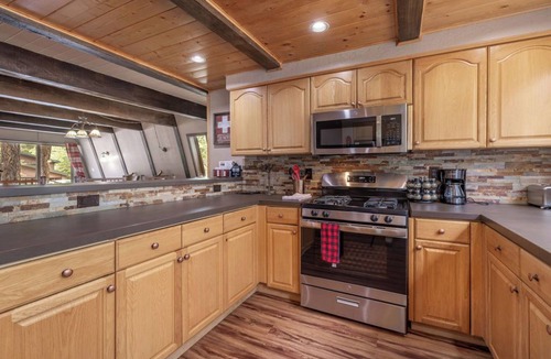 Summit Estates Cabin | Charming Cabin, Walk to the Slopes, Spa and Pool Table, Pet Friendly!