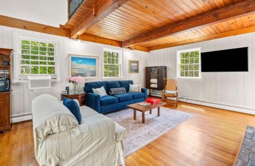 Brewster House | Charming Cape Cod Cottage Fire Pit Pet Friendly Minutes to the Beach