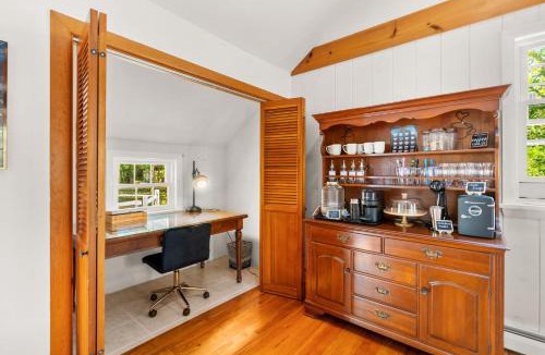 Brewster House | Charming Cape Cod Cottage Fire Pit Pet Friendly Minutes to the Beach