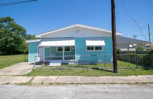 East Biloxi Cottage | Charming Cottage blocks from the Beach & Casinos