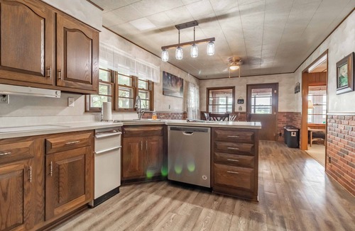 Friendship Cottage | CHARMING COTTAGE ON ROCHE-A-CRI LAKE WITH PRIVATE PIER AND BEACH - PET FRIENDLY