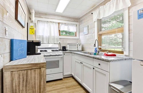 Arkdale House | CHARMING COTTAGE STEPS FROM CASTLE ROCK LAKE - PET FRIENDLY