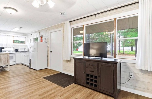Arkdale House | CHARMING COTTAGE STEPS FROM CASTLE ROCK LAKE - PET FRIENDLY